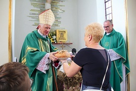 Parafianie dziękowali arcybiskupowi za przybycie, zapewniając go o swojej pamięci o księżach profesorach.