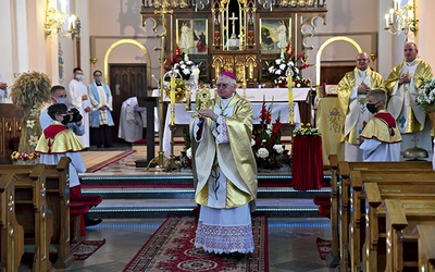 Arcybiskup Nowacki błogosławi wiernych relikwiami św. Jana Pawła II.