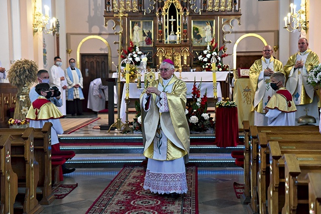 Arcybiskup Nowacki błogosławi wiernych relikwiami św. Jana Pawła II.
