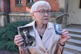 Maria Zdziarska opowiada o swoim krewnym, trzymając jego zdjęcia z czasów gimnazjum i służby wojskowej. 