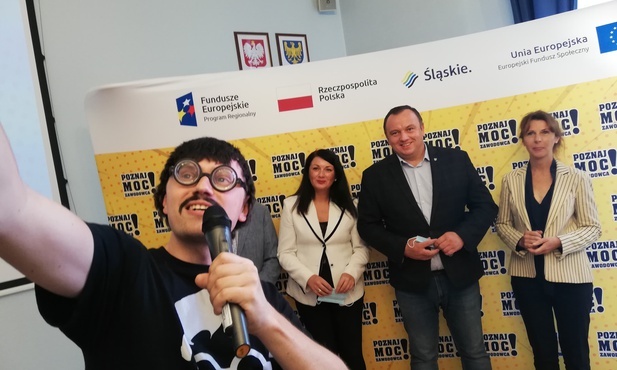 Śląskie. Cyber Marian w kampanii "Poznaj moc zawodowca!"