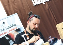 W czasie podsumowania popis umiejętności baristy zaprezentował Aleksander Krzych z Coffee Bar Academy.