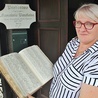 Anna Skorupka pokazuje księgę bractwa. Są w niej nazwiska zapisywane od 1740 roku do dziś.