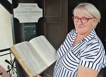 Anna Skorupka pokazuje księgę bractwa. Są w niej nazwiska zapisywane od 1740 roku do dziś.