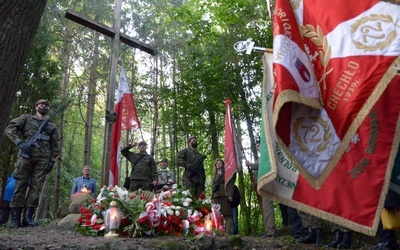 W pobliżu miejsca śmierci bohaterów stoi drewniany krzyż. Przy nim złożono wieńce i wiązanki kwiatów.