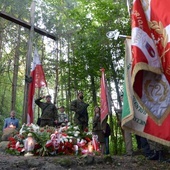 W pobliżu miejsca śmierci bohaterów stoi drewniany krzyż. Przy nim złożono wieńce i wiązanki kwiatów.