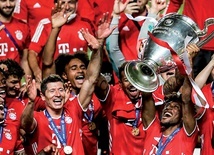 Piłkarze Bayernu z pucharem za zwycięstwo w Lidze Mistrzów.