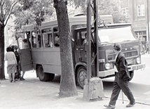 W Lublinie podczas strajku komunikacji ludzi podwożono taborem miejscowych zakładów pracy. Lublin, lipiec 1980 r.