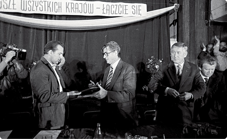 Wymiana dokumentów podpisanych przez Międzyzakładowy Komitet Strajkowy z Komisją Rządową. Po lewej Marian Jurczyk, przewodniczący MKS, po prawej wicepremier Kazimierz Barcikowski. Szczecin, 30.08.1980 r.