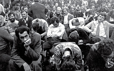 Przedstawiciele strajkujących zakładów skupionych w oczekiwaniu na wynik rozmów z delegacją rządową prowadzonych na kopalni „Manifest Lipcowy” (obecnie „Zofiówka”). Jastrzębie-Zdrój, 3.09.1980 r.