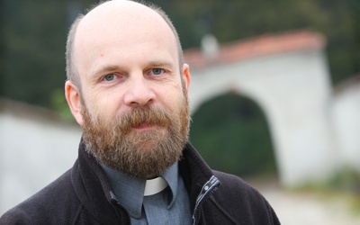 Ks. Grzegorz Strzelczyk jest doktorem teologii dogmatycznej, proboszczem parafii św. Maksymiliana Kolbego w Tychach, odpowiedzialnym za formację kandydatów do diakonatu stałego w archidiecezji katowickiej.