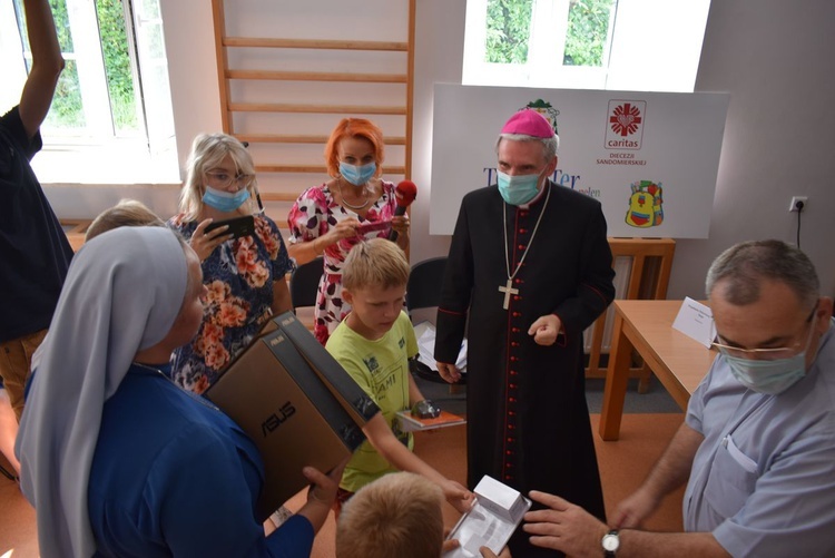 Caritas przekazała komputery dla placówek szkolnych