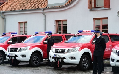 Olsztyn. Przekazanie samochów dla straży pożarnej