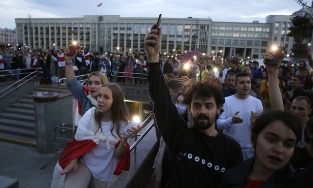 Białoruś: OMON rozpędził demonstrację w centrum Mińska, zablokował ludzi w kościele