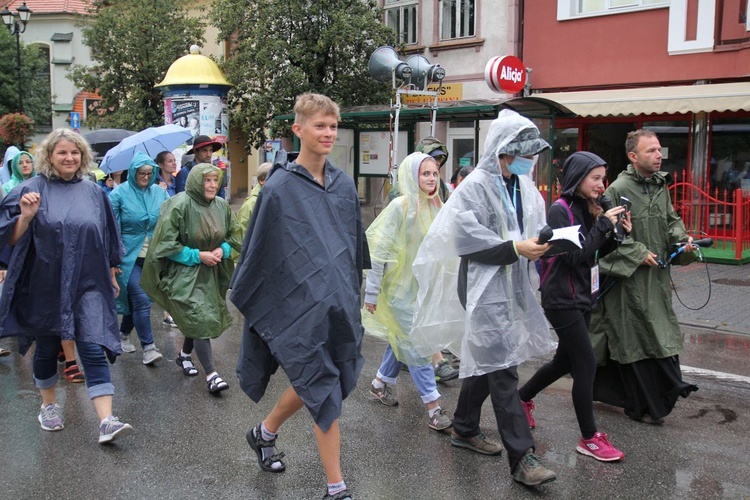 Już rozśpiewani i rozmodleni - na szlaku.