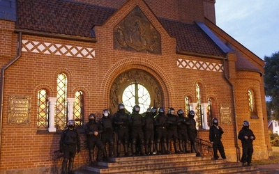 Białoruski OMON zablokował demonstrantów w świątyni. Protest abp. Kondrusiewicza