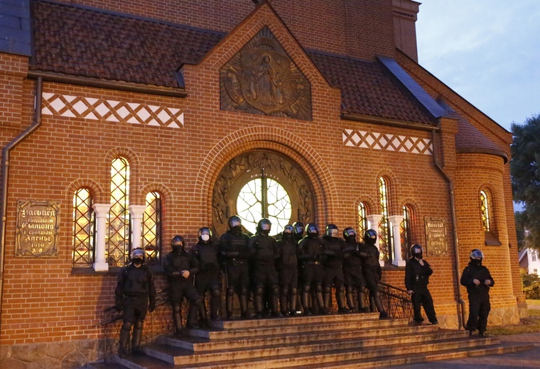 Białoruski OMON zablokował demonstrantów w świątyni. Protest abp. Kondrusiewicza