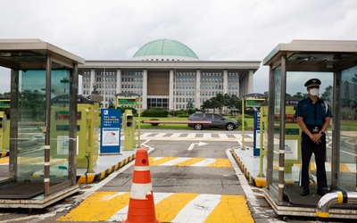 Rekord zakażeń koronawirusem w Seulu, zamknięto parlament