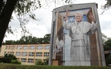 Potężny mural na cześć św. Jana Pawła II powstał w Wojniczu