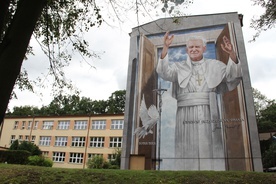 Potężny mural na cześć św. Jana Pawła II powstał w Wojniczu