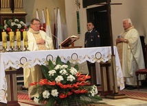 Eucharystii przewodniczył ks. kan. Mirosław Dragiel. Z parwej ks. kan. Stanisław Drąg.
