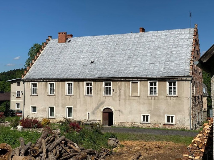 Wyremontowane i czekające na odnowienie pomieszczenia starej plebanii