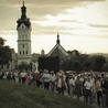 Pielgrzymi na dróżkach maryjnych.