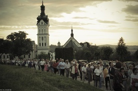 Pielgrzymi na dróżkach maryjnych.