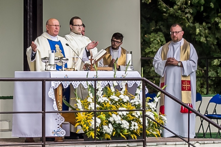 Młodzi przyszli do Matki