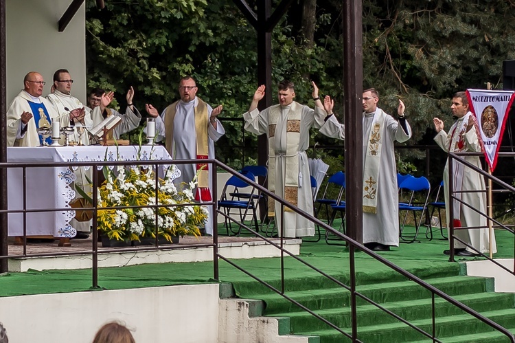 Młodzi przyszli do Matki