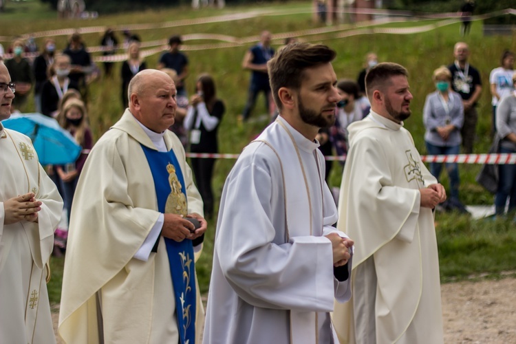 Młodzi przyszli do Matki