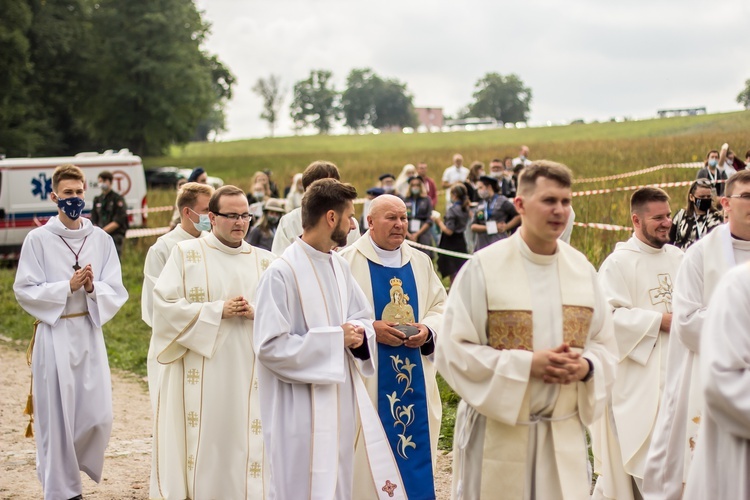 Młodzi przyszli do Matki