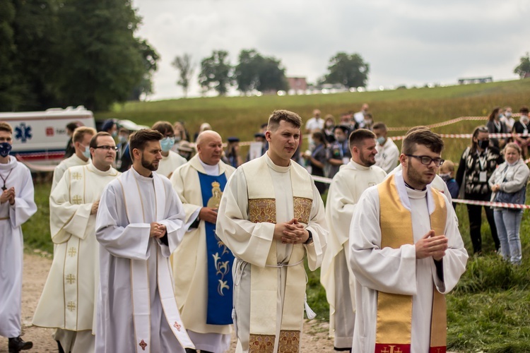 Młodzi przyszli do Matki