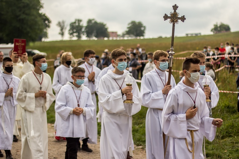 Młodzi przyszli do Matki