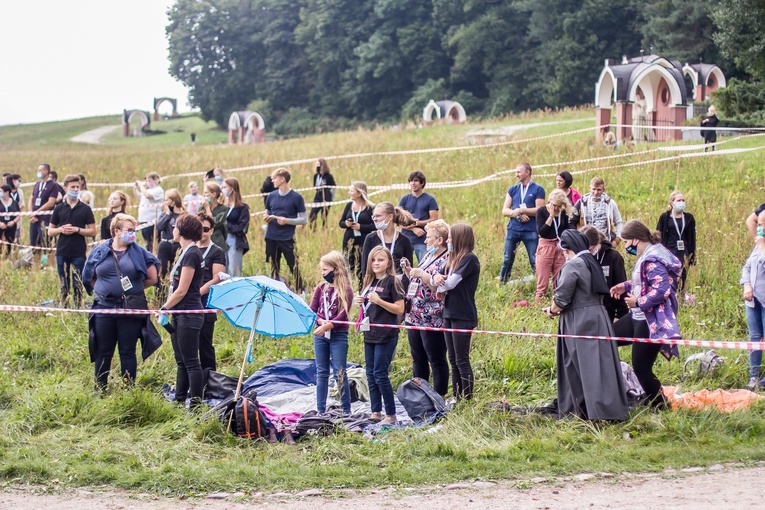 Młodzi przyszli do Matki