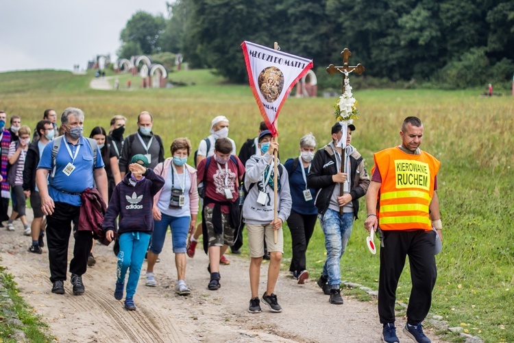 Młodzi przyszli do Matki