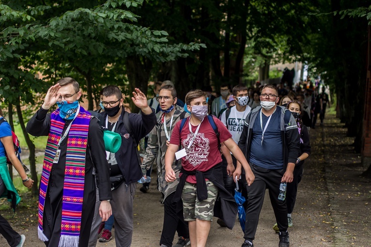 Młodzi przyszli do Matki