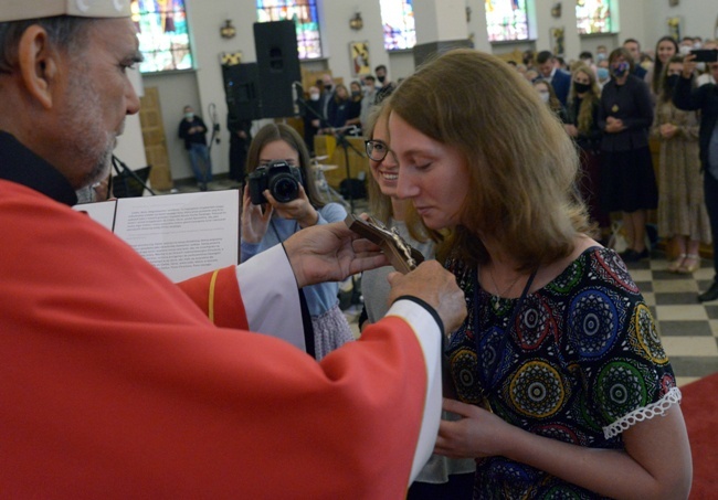 Krzyż misyjny odebrała animatorka Magdalena Kowalik.