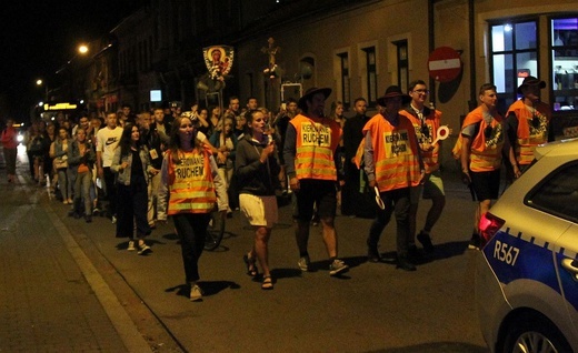 Wieczorne powitanie pielgrzymów 409. Pieszej Pielgrzymki Żywieckiej w Żywcu - 2020
