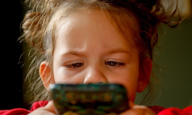 "Większość sześciolatków lepiej sobie radzi ze smartfonem niż z zawiązywaniem buta"