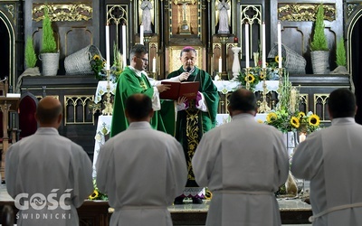 Po homilii bp Adam włączył 10 kandydatów do grona Nadzwyczajnych Szafarzy Komunii Świętej.