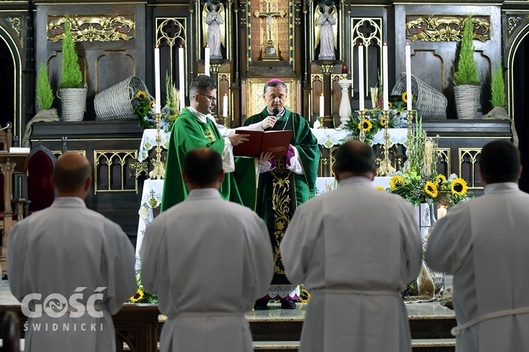 Po homilii bp Adam włączył 10 kandydatów do grona Nadzwyczajnych Szafarzy Komunii Świętej.