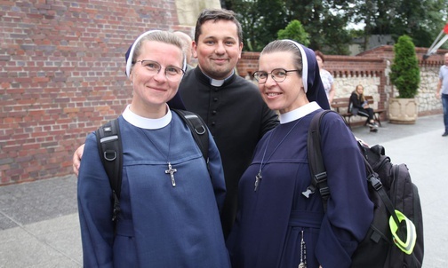 Siostry Barbara Żydek, Anna Godek i kleryk Mikołaj Krzyżowski.