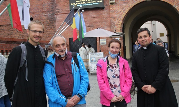 Ks. Przemysław Gorzołka (z lewej), kleryk Mikołaj Krzyżowski (z prawej) i pątnicy z Żywca.