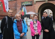 Ks. Przemysław Gorzołka (z lewej), kleryk Mikołaj Krzyżowski (z prawej) i pątnicy z Żywca.