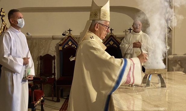 Abp Skworc w Katowicach-Podlesiu: Żyjcie duchowością Kany!