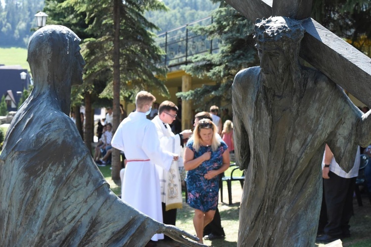 IV Stacja Drogi Krzyżowej. Za nią rozdzielanie Komunii św.