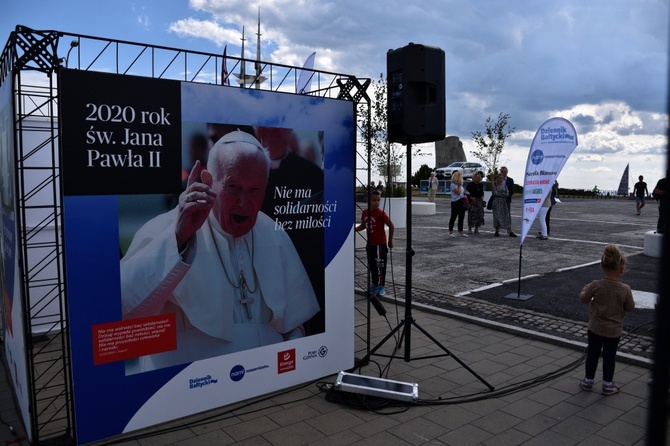 Fotografie Jana Pawła II na gdyńskim skwerze