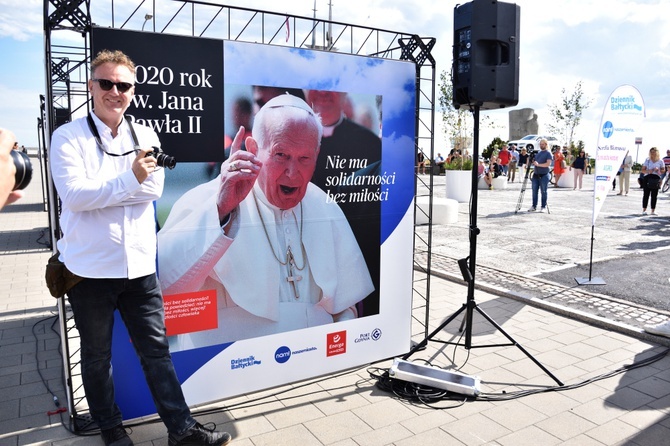 Fotografie Jana Pawła II na gdyńskim skwerze