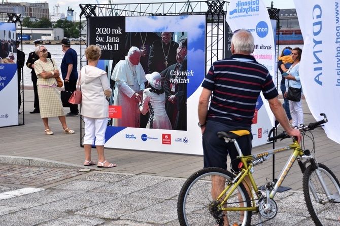 Fotografie Jana Pawła II na gdyńskim skwerze